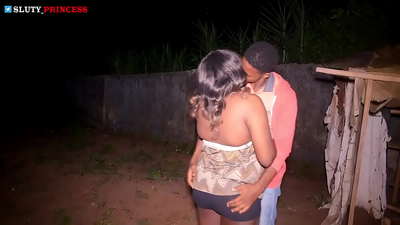 Ny tantaram-pitiavana an-dalambe sy ny firaisana ara-nofo mafana miaraka amin'ny tovovavy chubby avy amin'ny klioba